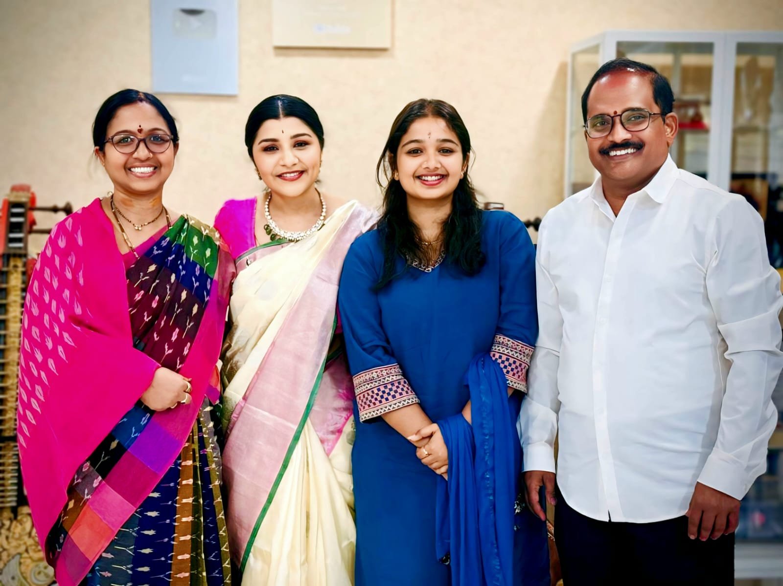 వీణా విద్వాంసురాలు శ్రీవాణిని కలిసిన న్యాయవాద దంపతులు